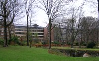 La Faculté de droit vue du parc Louise-Marie en 2005