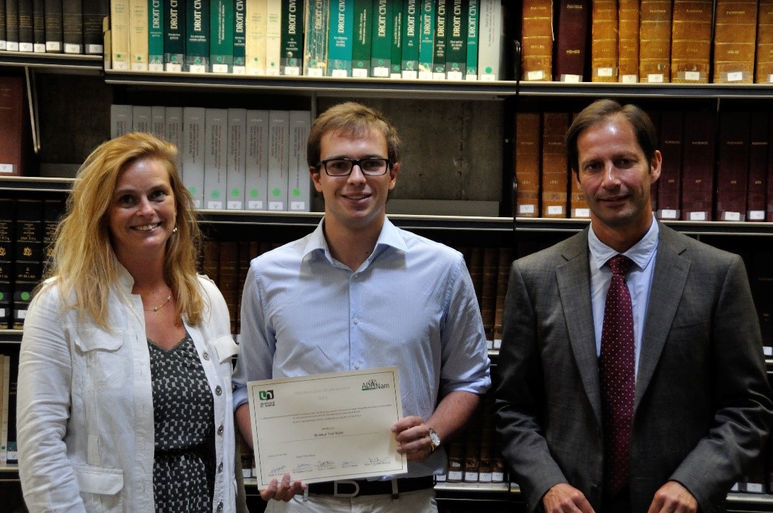 La présidente de l'ADANam et le doyen de la faculté remettent le prix de l'ambassadeur de promotion à Yves Ballez en 2014