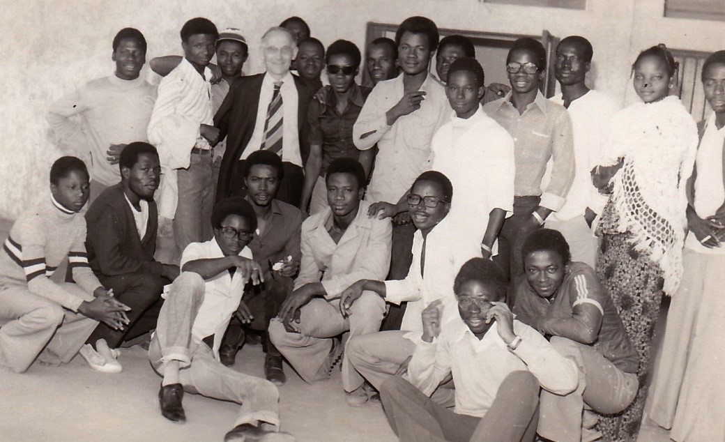 Etienne Cerexhe au milieu d'un groupe d'étudiants de Ouagadougou